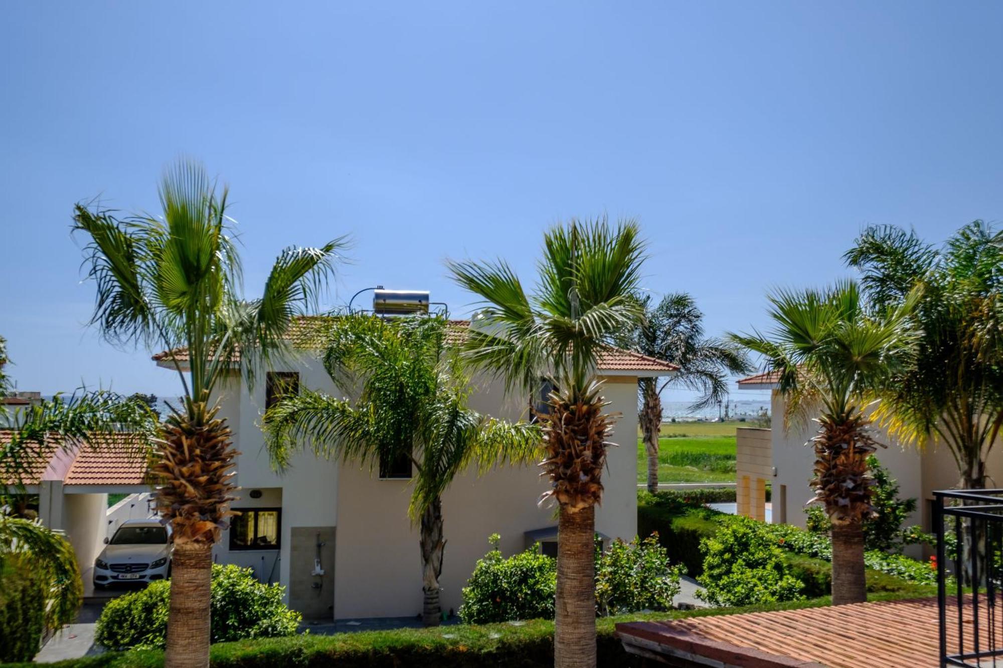 Oroklini Star 3 Apartment Larnaca Bagian luar foto